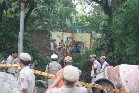 हुमायूं मकबरा परिसर में हादसा : कमरे की छत गिरी, छह की मौत