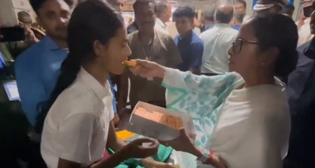 कोलकाता: स्वतंत्रता दिवस परेड में भाग ले रहे बच्चे पड़े बीमार, सीएम ममता बनर्जी ने अस्पताल में पूछा हालचाल
