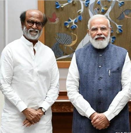 प्रधानमंत्री मोदी ने सिनेमा जगत में 50 साल पूरे करने पर रजनीकांत को दी बधाई
