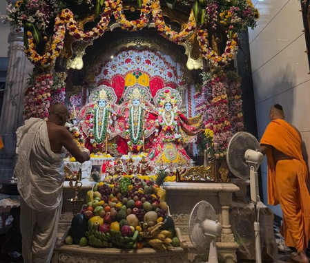 जन्माष्टमी के पावन अवसर पर 'दिव्य अनुभव' के साथ कृष्ण भक्ति में लीन नजर आए मनीष मल्होत्रा