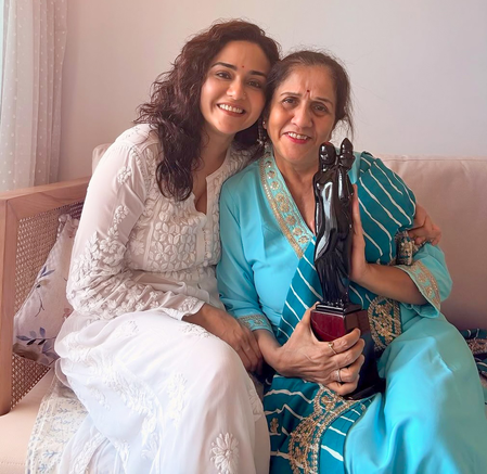 Amruta Khanvilkar finally lays her hands on Maharashtra State Film Awards trophy, shares pictures with loved ones