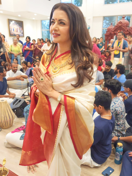 Bhagyashree is 'grateful & blessed' as she offers prayers at two temples this Janmashtami Bhagyashree is 'grateful & blessed' as she offers prayers at two temples this Janmashtami