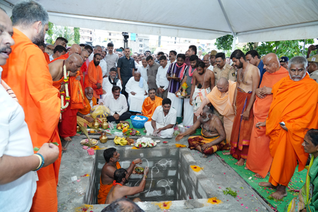 Ex-PM Deve Gowda, K'taka Dy CM Shivakumar take part in final rites of Vokkaliga pontiff Ex-PM Deve Gowda, K'taka Dy CM Shivakumar take part in final rites of Vokkaliga pontiff