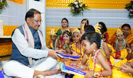 मुख्यमंत्री विष्णु देव साय ने सीएम आवास पर बाल गोपाल के साथ मनाई जन्माष्टमी