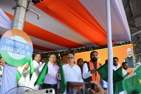 ललन सिंह और सम्राट चौधरी ने जमालपुर से वंदे भारत एक्सप्रेस को हरी झंडी दिखाकर किया रवाना