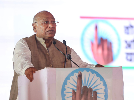 खड़गे ने कर्नाटक में बैलेट पेपर से स्थानीय निकाय चुनाव कराने के फैसले का किया स्वागत खड़गे ने कर्नाटक में बैलेट पेपर से स्थानीय निकाय चुनाव कराने के फैसले का किया स्वागत