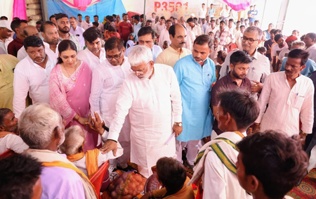उत्तर प्रदेश: फर्रुखाबाद में बाढ़ पीड़ितों को मंत्री स्वतंत्र देव सिंह ने वितरित की राहत सामग्री