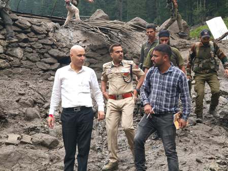 किश्तवाड़ में बादल फटने के 4 दिन बाद भी राहत और बचाव कार्य जारी किश्तवाड़ में बादल फटने के 4 दिन बाद भी राहत और बचाव कार्य जारी