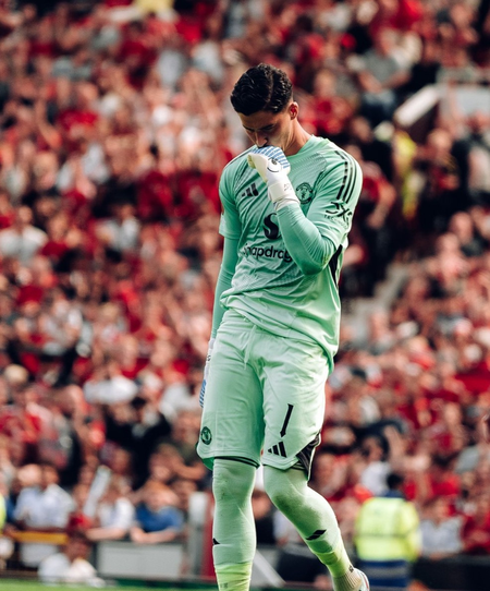 Gary Neville says Man Utd have glaring GK issue, urges club to sign Donnarumma or Martinmez Gary Neville says Man Utd have glaring GK issue, urges club to sign Donnarumma or Martinmez