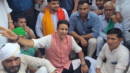 उत्तर प्रदेश : जवान की पिटाई का मामला गरमाया, पूर्व विधायक संगीत सोम ने की सख्त कार्रवाई की मांग