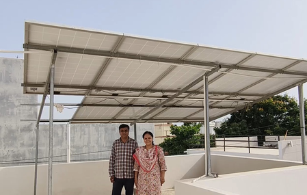 गुजरात: पीएम सूर्य घर योजना से लोगों को मिल रहा लाभ, घर की छतों पर लगा रहे सौर ऊर्जा