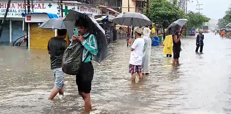 मुंबई में बारिश से बुरे हाल, बीएमसी ने घोषित की छुट्टी, निजी कार्यालयों को वर्क फ्रॉम होम की सलाह