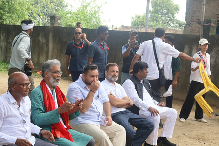 बिहार राहुल गांधी वोटर अधिकार यात्रा के दौरान पहुंचे मनैनी गांव, किया संवाद बिहार राहुल गांधी वोटर अधिकार यात्रा के दौरान पहुंचे मनैनी गांव, किया संवाद