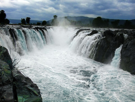 Heavy rain turns TN's Hogenakkal into flood zone, Cauvery residents put on alert