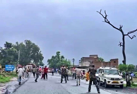 Villagers clash with steel plant officials and police in Bokaro, police officer injured