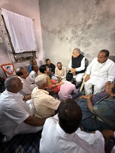 Gehlot condoles family of student who died in Jodhpur accident on Aug 15; accuses Raj CM of insensitivity Gehlot condoles family of student who died in Jodhpur accident on Aug 15; accuses Raj CM of insensitivity