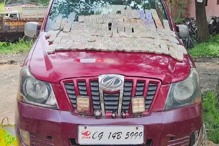 पलामू में लावारिस एसयूवी से 46 लाख रुपए बरामद, पुलिस ने शुरू की जांच