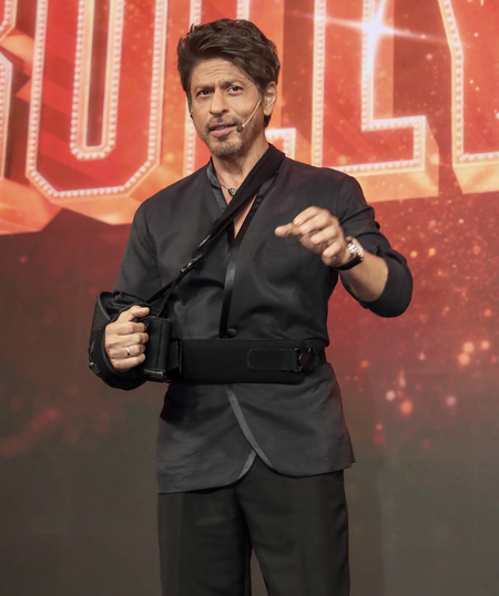 शाहरुख खान ने आर्यन के डायरेक्टोरियल डेब्यू के ट्रेलर लॉन्च इवेंट में निभाया होस्ट का किरदार
