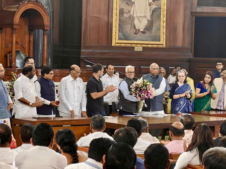 'इंडिया अलायंस' ने बी. सुदर्शन रेड्डी को किया सम्मानित, खड़गे बोले- लोकतंत्र के लिए जरूरी है उनका जीतना