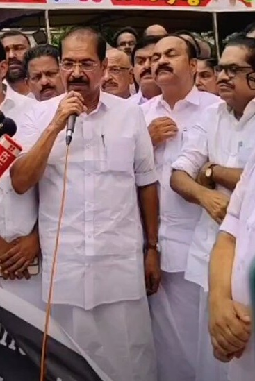CM Vijayan has violated oath by shielding corruption, must quit: Congress