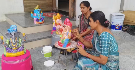 गुजरात : साबरकांठा में सखी मंडल की महिलाएं बना रहीं ईको फ्रेंडली गणपति