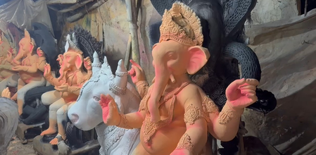 प्रयागराज : गण‍पति की मूर्ति को अंतिम रूप देने में जुटे मूर्तिकार