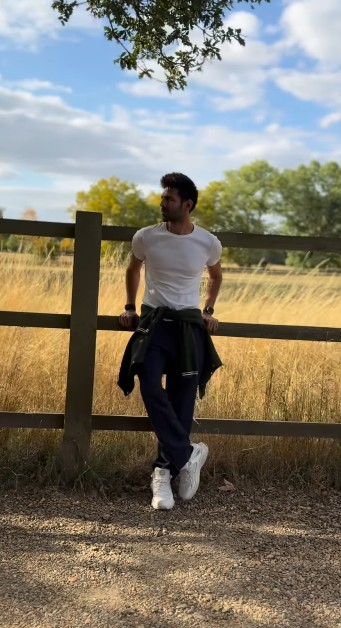 Kartik turns his ‘recharge mode on’ as he strolls amidst nature in London