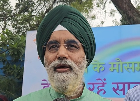 मच्छरों से छुटकारे के लिए दिल्ली एमसीडी और रेलवे का संयुक्त अभियान, पटरियों पर किया जा रहा छिड़काव: मेयर राजा इकबाल सिंह