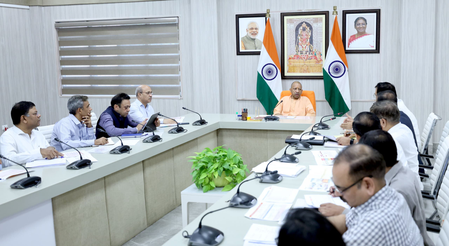 जिला मुख्यालयों की नगर पालिकाओं में गौरव पथ, स्मार्ट क्लासरूम, ईवी स्टेशन व डिजिटल सेवाएं विकसित होंगी : सीएम योगी