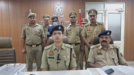 नौकर बनकर घर से करोड़ों की चोरी करने वाला आरोपी गिरफ्तार, 80 लाख से ज्यादा का सोना, 5 लाख नकदी बरामद नौकर बनकर घर से करोड़ों की चोरी करने वाला आरोपी गिरफ्तार, 80 लाख से ज्यादा का सोना, 5 लाख नकदी बरामद