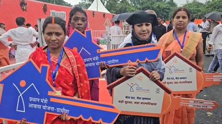 गयाजी में पीएम मोदी ने सौंपी 5 लाभुकों को पक्के घर की चाबी, लाभार्थियों ने जताया आभार