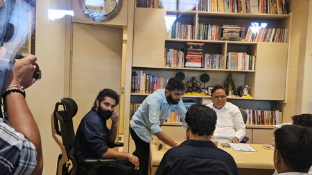 महाराष्ट्र राजनीतिक हलचल के बीच अमित ठाकरे ने की आशीष सेलार से मुलाकात महाराष्ट्र राजनीतिक हलचल के बीच अमित ठाकरे ने की आशीष सेलार से मुलाकात