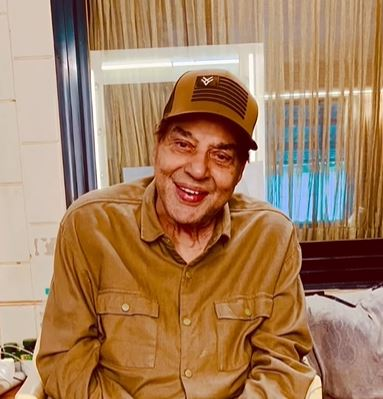 Dharmendra recites couplets, talks about their deeper meaning