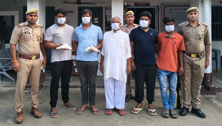 जेवर पुलिस ने हत्या के प्रयास में वांछित छह अभियुक्तों को दबोचा, हथियार बरामद जेवर पुलिस ने हत्या के प्रयास में वांछित छह अभियुक्तों को दबोचा, हथियार बरामद