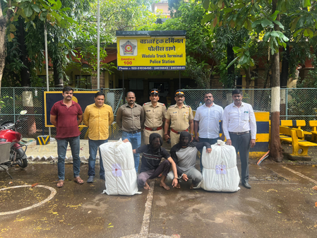 मुंबई पुलिस ने दो ड्रग सप्लायर को किया गिरफ्तार, 51 किलो गांजा बरामद मुंबई पुलिस ने दो ड्रग सप्लायर को किया गिरफ्तार, 51 किलो गांजा बरामद