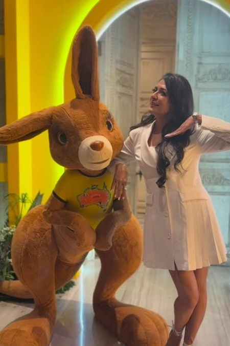 Mini Mathur's birthday reminds her of her net worth in terms of pure gold love by her friends Mini Mathur's birthday reminds her of her net worth in terms of pure gold love by her friends