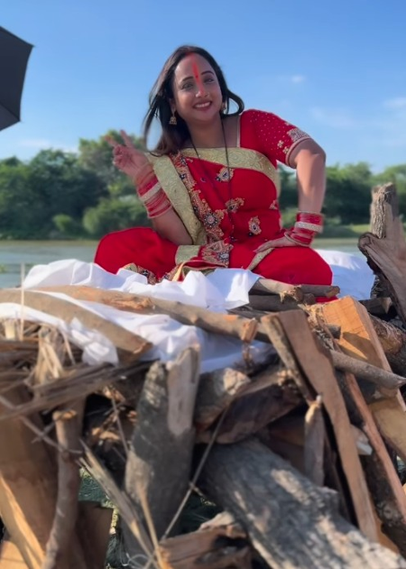 चिलचिलाती गर्मी में भी रानी चटर्जी ने मस्तीभरे अंदाज में की शूटिंग, पोस्ट किया 'बीटीएस' वीडियो
