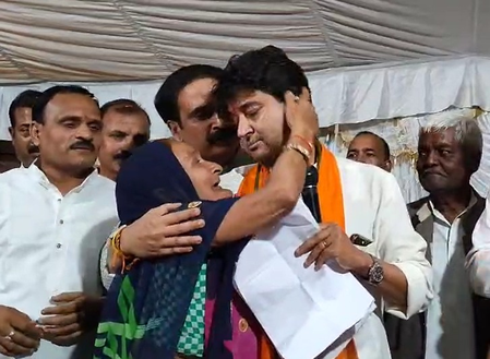 मध्य प्रदेश के गुना में बुजुर्ग महिला ने बाढ़ पीड़ितों के लिए दान की पेंशन, सिंधिया ने किया श्रमदान का संकल्प मध्य प्रदेश के गुना में बुजुर्ग महिला ने बाढ़ पीड़ितों के लिए दान की पेंशन, सिंधिया ने किया श्रमदान का संकल्प