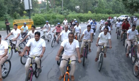 संडे ऑन साइकिल दिल्ली पुलिस ने लिया बढ़-चढ़कर हिस्सा, गोल्ड मेडलिस्ट कृषा वर्मा रहीं मौजूद संडे ऑन साइकिल दिल्ली पुलिस ने लिया बढ़-चढ़कर हिस्सा, गोल्ड मेडलिस्ट कृषा वर्मा रहीं मौजूद