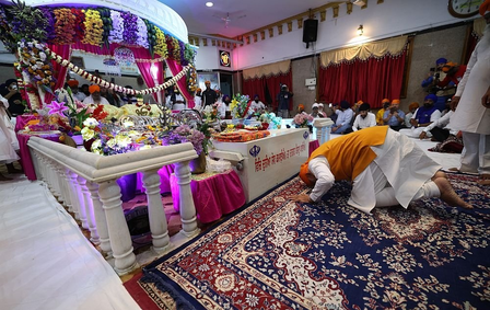 हम सदैव श्री गुरु ग्रंथ साहिब जी के दिखाए गए ज्ञान के मार्ग पर चलें : पीएम मोदी
