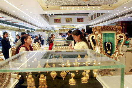 Gold falls by Rs 600 this week, silver also declines