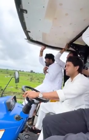 मध्य प्रदेश ज्योतिरादित्य सिंधिया का दिखा अनोखा अंदाज, ट्रैक्टर चलाकर पहुंचे किसानों के बीच मध्य प्रदेश ज्योतिरादित्य सिंधिया का दिखा अनोखा अंदाज, ट्रैक्टर चलाकर पहुंचे किसानों के बीच