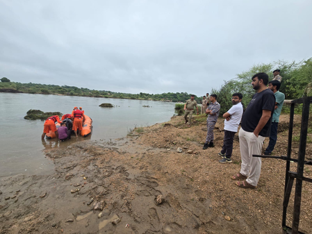 Gujarat: Sabarmati river overflows amid heavy rainfall; 25 workers rescued