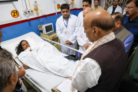 किश्तवाड़ आपदा रक्षा मंत्री राजनाथ सिंह घायलों से मिले, कहा- पीएम मोदी घटना को लेकर चिंतित किश्तवाड़ आपदा रक्षा मंत्री राजनाथ सिंह घायलों से मिले, कहा- पीएम मोदी घटना को लेकर चिंतित