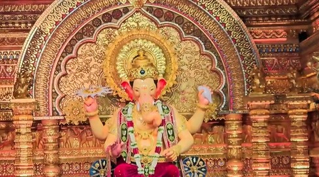 मुंबई के लालबागचा राजा की पहली झलक, हाथ में चक्र, सिर पर मुकुट और बैंगनी धोती…