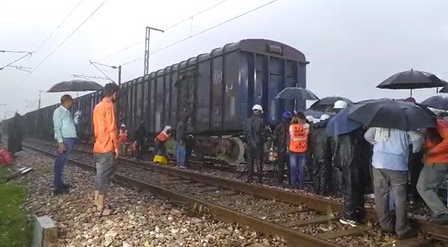 कानपुर : पनकी-मैथा रेलखंड के बीच मालगाड़ी दुर्घटनाग्रस्त, परिचालन बाधित