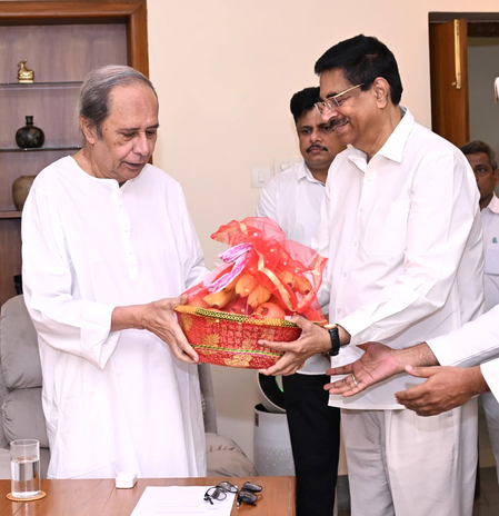 Odisha Guv calls on Naveen Patnaik, enquires about his health