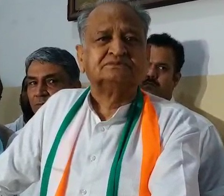 राजस्थान इस्तीफे के बाद धनखड़ के दिखाई नहीं देने पर गहलोत ने उठाए सवाल राजस्थान इस्तीफे के बाद धनखड़ के दिखाई नहीं देने पर गहलोत ने उठाए सवाल