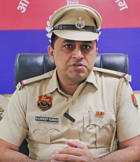 एल्विश यादव के घर फायरिंग मामले में बड़ी कार्रवाई, बाइक मुहैया करने वाला आरोपी गिरफ्तार एल्विश यादव के घर फायरिंग मामले में बड़ी कार्रवाई, बाइक मुहैया करने वाला आरोपी गिरफ्तार