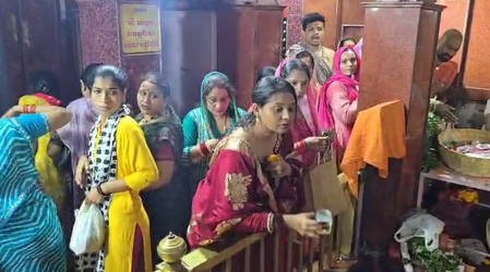 Varanasi: Women seek blessings of marital bliss at 'Mangala Gauri temple' on Hartalika Teej Varanasi: Women seek blessings of marital bliss at 'Mangala Gauri temple' on Hartalika Teej